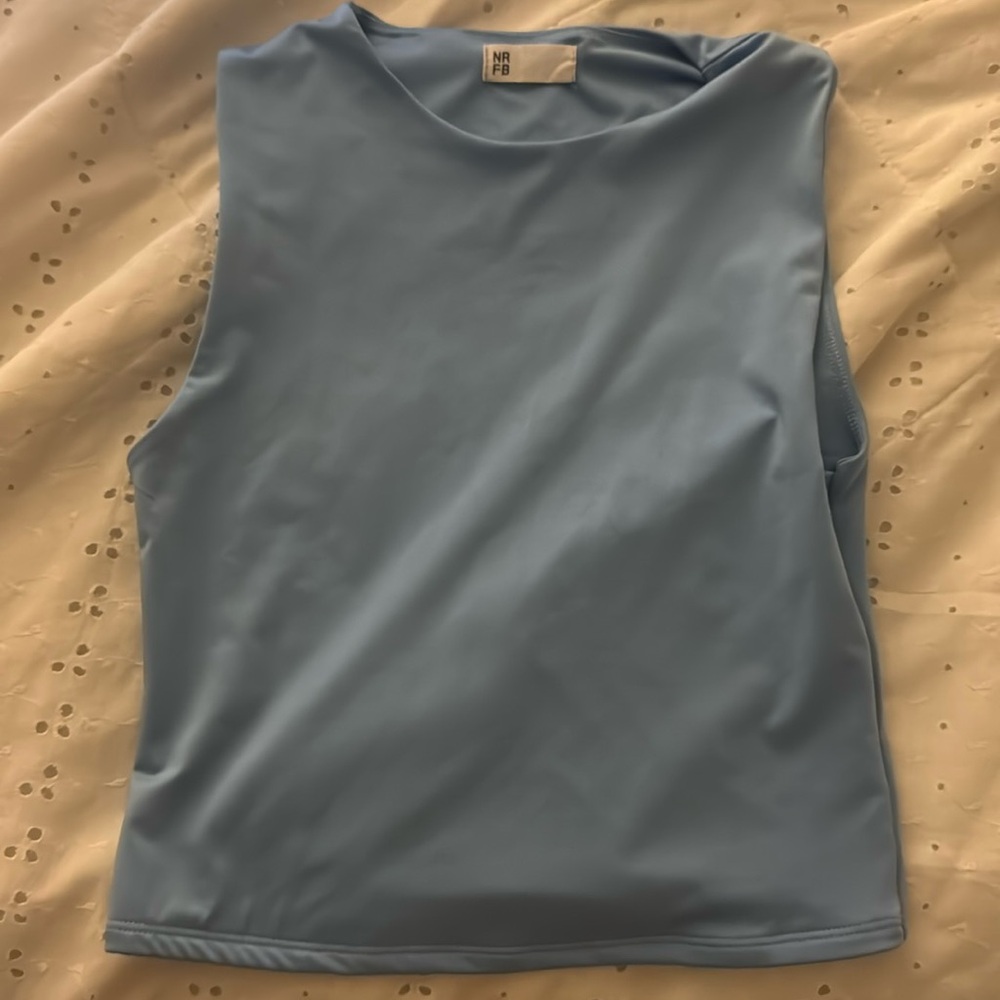 super cute blue top! stretchy material
